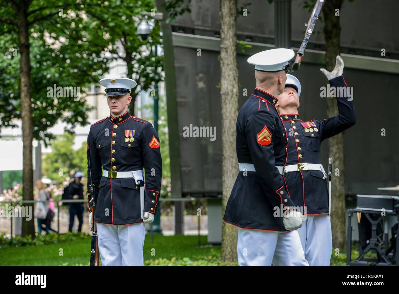 Il Marine Corps Silent Drill Platoon eseguita per una folla in 9/11 Memorial Plaza di New York a seguito del 2017 Libertà eseguire, 28 maggio 2017. Marines, marinai e la costa guardie hanno partecipato all'esecuzione di onorare le vite perdute in 9/11 di attacchi terroristici. Foto Stock