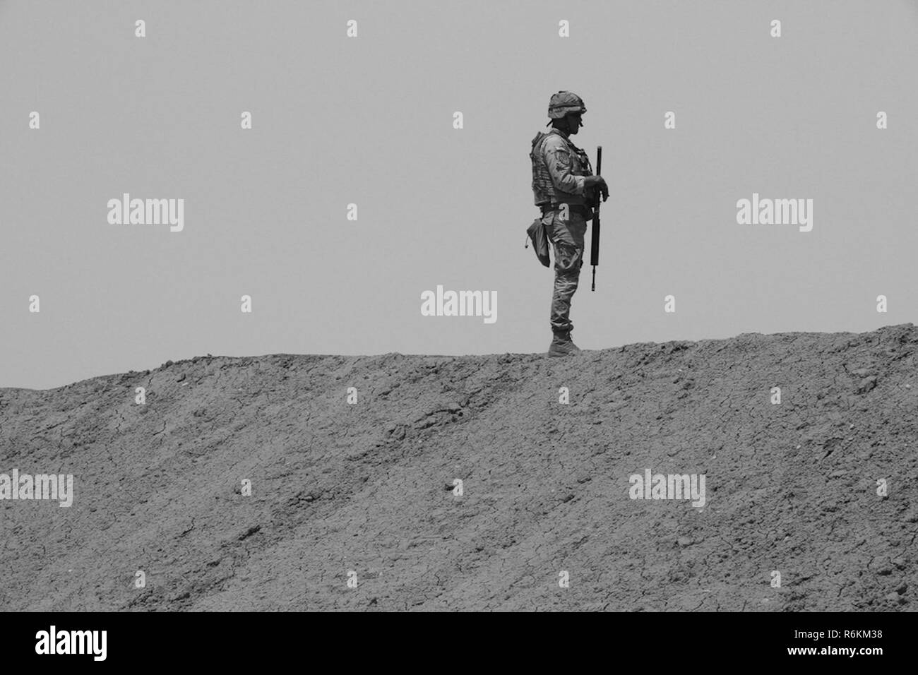 Un esercito spagnolo soldier guarda oltre la gamma Besmaya complessa, Iraq, 9 maggio 2017. Il trainer spagnolo ha trascorso sei mesi presso la gamma Besmaya formazione complessa delle forze di sicurezza irachene a sostegno della Combined Joint Task Force-Operation inerenti risolvere la costruzione di capacità del partner missione di formare il personale di ISF per sconfiggere ISIS. CJTF-funzione OIR è la coalizione globale per sconfiggere ISIS in Iraq e la Siria. Foto Stock