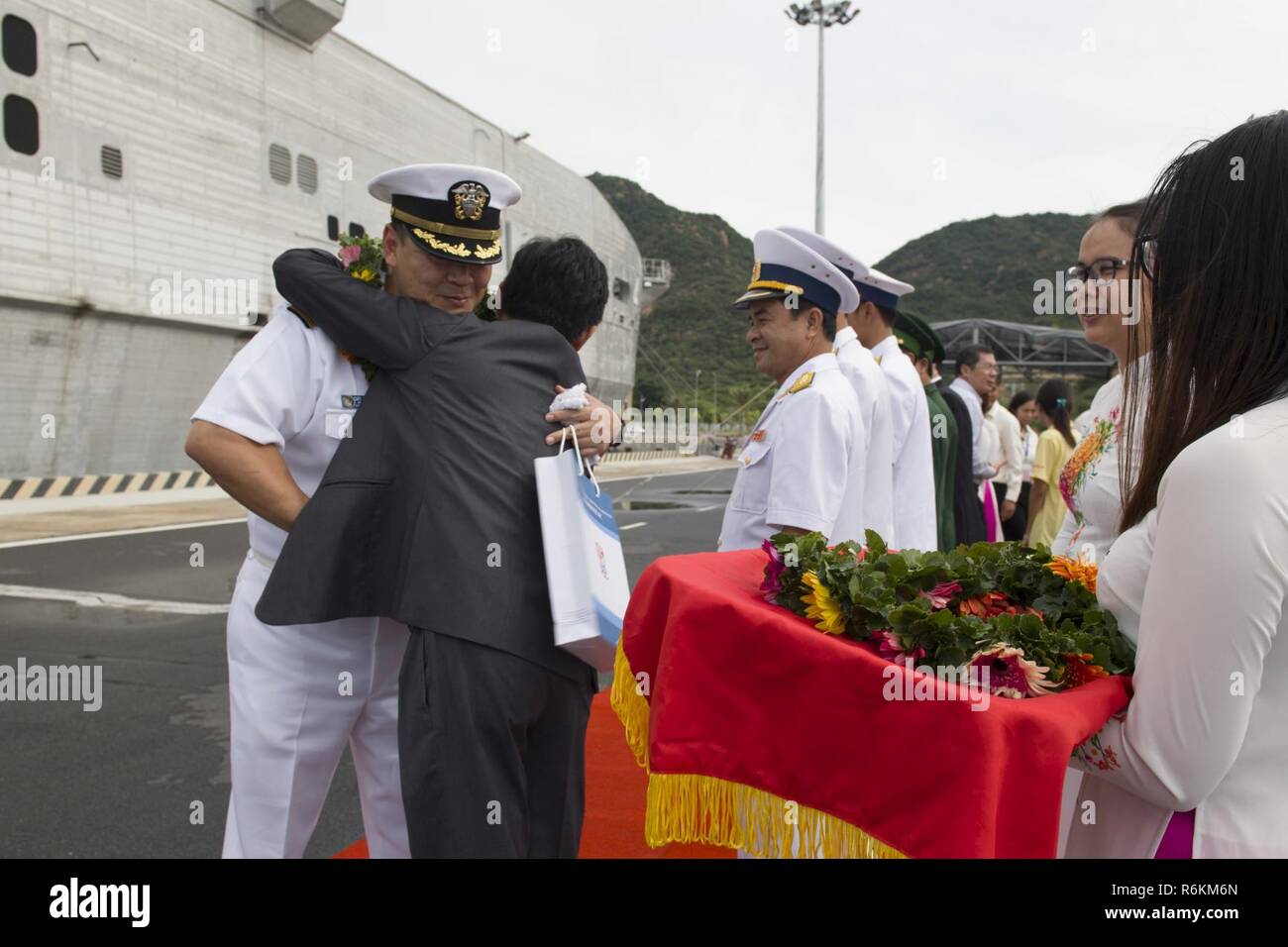 CAM RAHN, Vietnam (29 maggio 2017) Capt. Stanfield Chien, comandante della missione di partenariato Pacifico 2017, dice addio ad un rappresentante della Cam Ranh persone del Comitato sul molo durante la cerimonia di partenza per Pacific Partnership 2017 Na Trang. Pacific Partnership è il più grande annuale multilaterale di assistenza umanitaria e di soccorso in caso di catastrofe preparazione missione condotta nel Indo-Asia-pacifico e mira a migliorare il coordinamento regionale nelle quali medico predisposizione e preparazione per le catastrofi provocate dall'uomo e naturali. Foto Stock