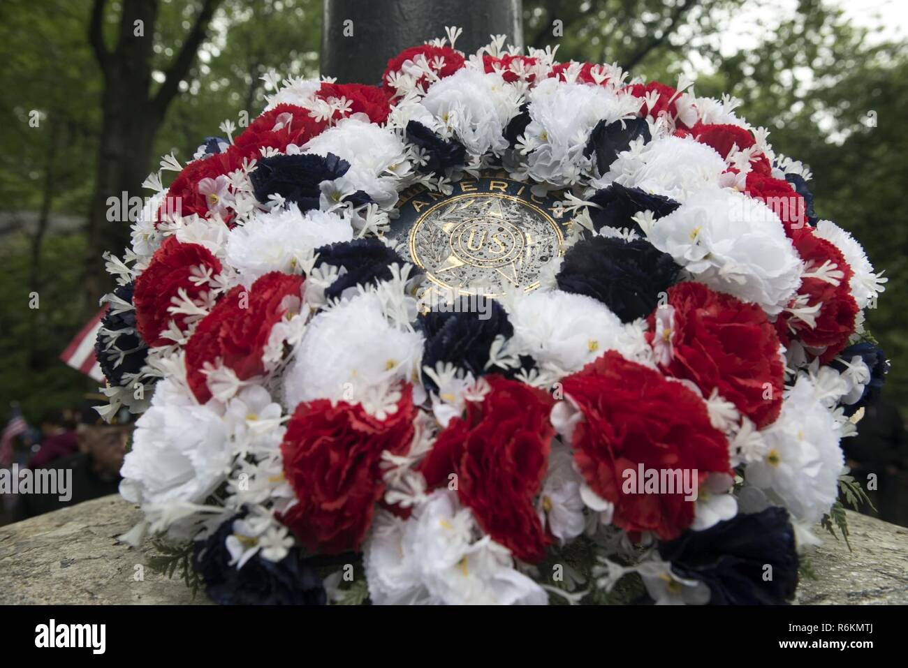 La corona sul display in Inwood Hill Park dopo la American Legion Inwood Post Memorial Day Parade durante la settimana della flotta New York 2017, 29 maggio 2017. Marines, marinai e la costa guardie sono a New York per interagire con il pubblico e dimostrare le funzionalità e insegnare alla gente di New York circa l'America servizi marittimi. Foto Stock