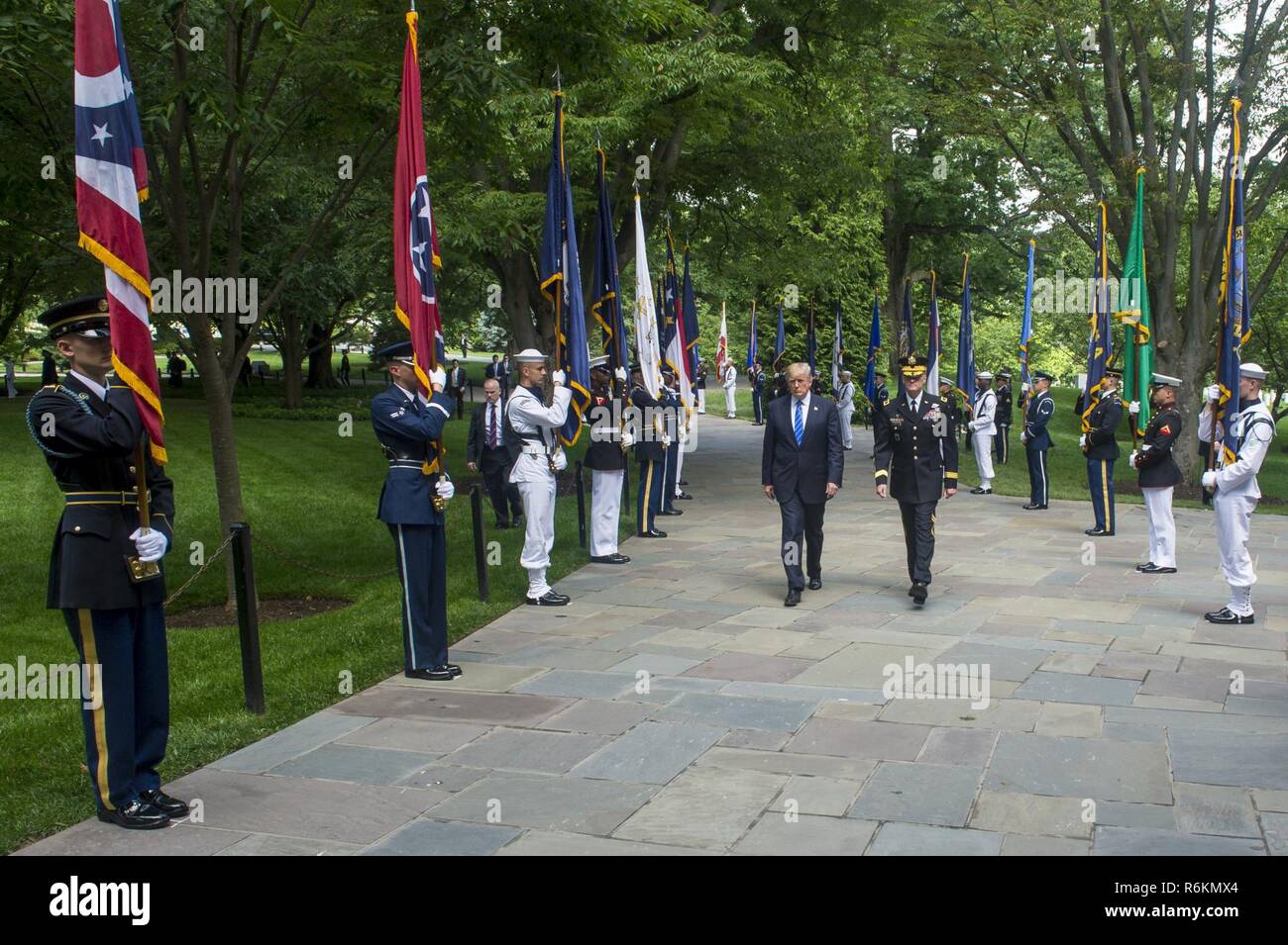 Presidente Trump e U.S. Esercito il Mag. Gen. Michael L. Howard, il comandante della forza congiunta Headquarters - Capitol nazionale Regione e U.S. Esercito Distretto Militare di Washington, camminare insieme presso il Cimitero Nazionale di Arlington, in Arlington, Virginia, 29 maggio 2017, prima di una ghirlanda di cerimonia di posa presso la tomba del Milite Ignoto in onore di Memorial Day. Foto Stock