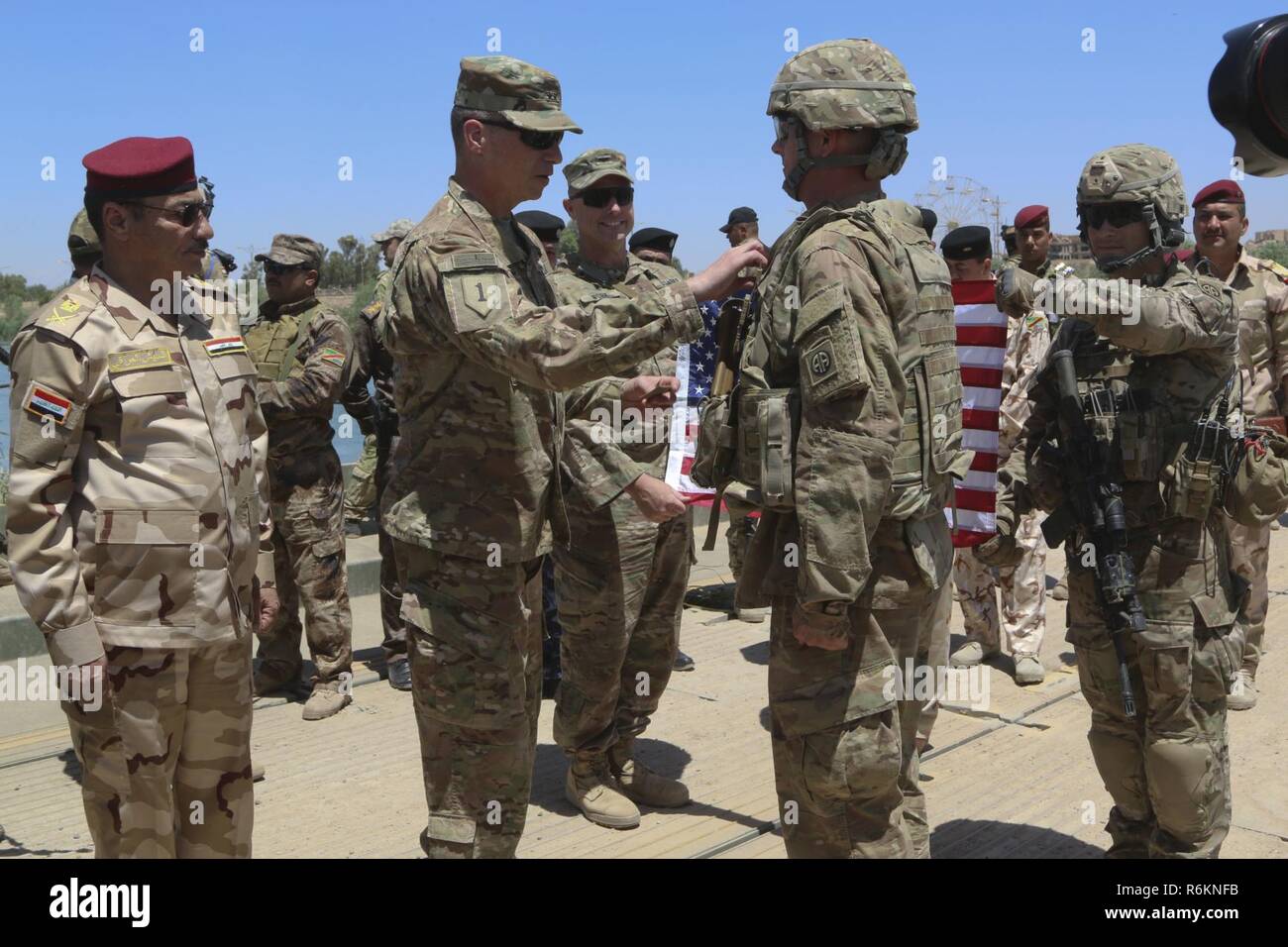 Stati Uniti Esercito il Mag. Timothy Batig, distribuito come supporto delle Combined Joint Task Force-Operation inerenti a risolvere e assegnati al 2° Battaglione, 508th Parachute Reggimento di Fanteria, 2° Brigata Team di combattimento, ottantaduesima Airborne Division, riceve la sua promozione al grado di tenente colonnello dal magg. Gen. Giuseppe Martin, il comandante generale combinata di forza comune terra comando di componente e 1a divisione di fanteria, a Mosul, Iraq, 25 maggio 2017. La seconda BCT, ottantaduesima Abn. Div., consente le forze di sicurezza irachene partner attraverso il consigliare e assistere la missione, contribuendo pianificazione, raccolta di intelligence e di ANA Foto Stock