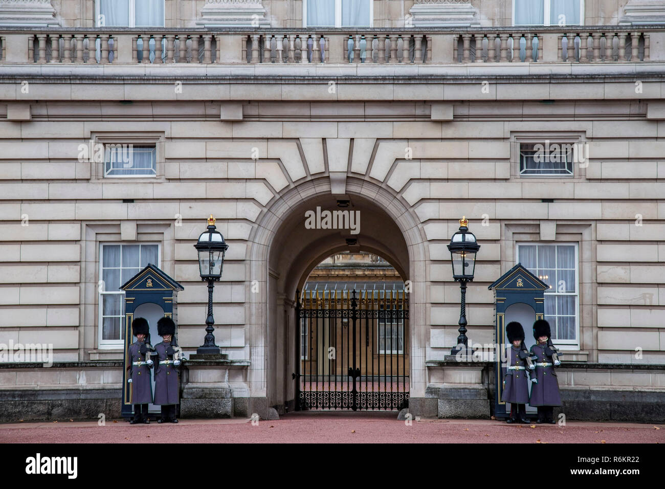 Buckingham Palace conosciuto anche come Buckingham House, casa del British Queen e le camere di Stato con il Victoria Memorial, che si trova nella città di Westminster, Londra, Inghilterra, Regno Unito. Foto Stock