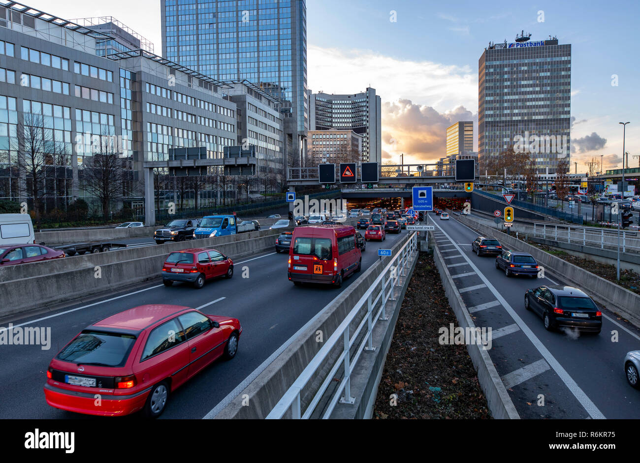 Autostrada, autostrada A40, a Essen, Germania, skyline della città, ingorghi di traffico, questa area potrebbe essere interessato da un diesel divieto di guida, Foto Stock