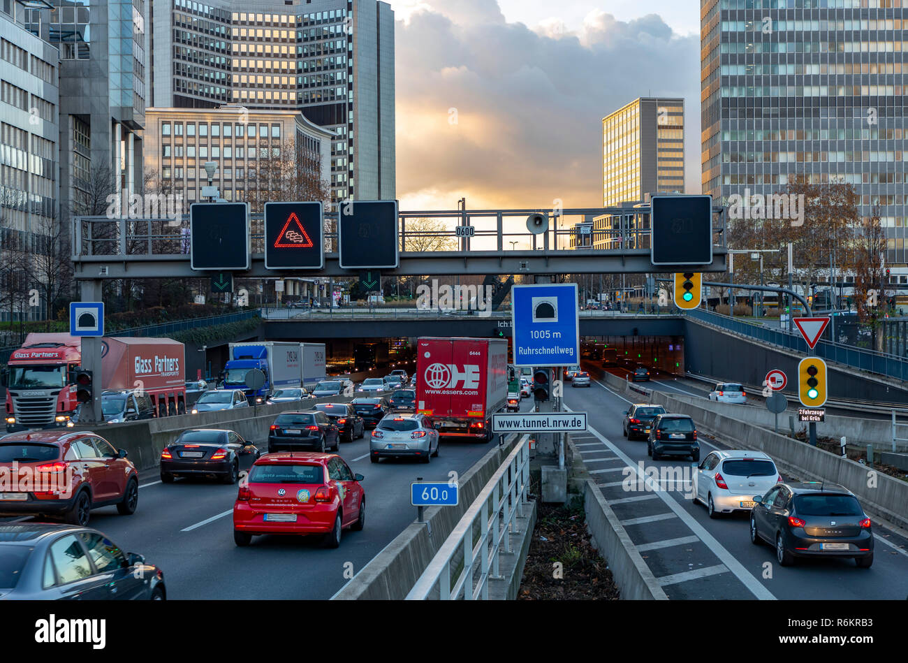 Autostrada, autostrada A40, a Essen, Germania, skyline della città, ingorghi di traffico, questa area potrebbe essere interessato da un diesel divieto di guida, Foto Stock