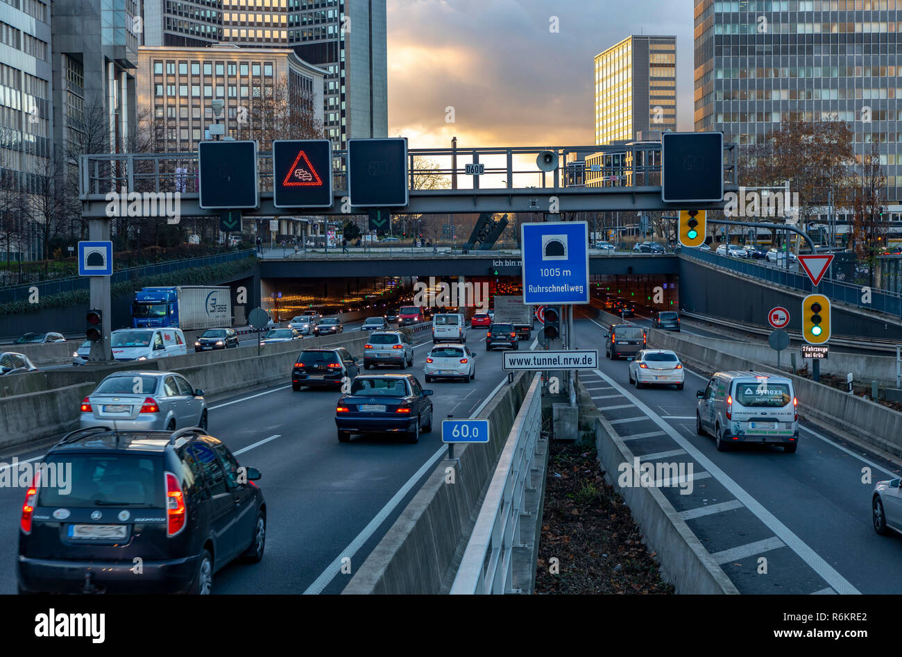Autostrada, autostrada A40, a Essen, Germania, skyline della città, ingorghi di traffico, questa area potrebbe essere interessato da un diesel divieto di guida, Foto Stock
