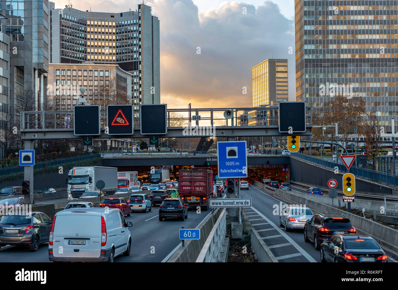 Autostrada, autostrada A40, a Essen, Germania, skyline della città, ingorghi di traffico, questa area potrebbe essere interessato da un diesel divieto di guida, Foto Stock