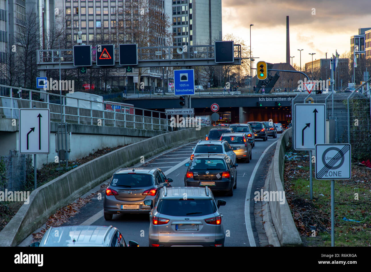 Autostrada, autostrada A40, a Essen, Germania, skyline della città, ingorghi di traffico, questa area potrebbe essere interessato da un diesel divieto di guida, Foto Stock