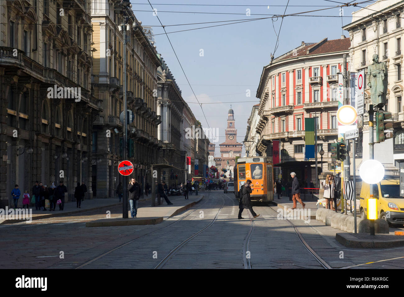 L'Italia, Milano, tram su orafi, sullo sfondo il Filarete torre del Castello Visconteo Foto Stock