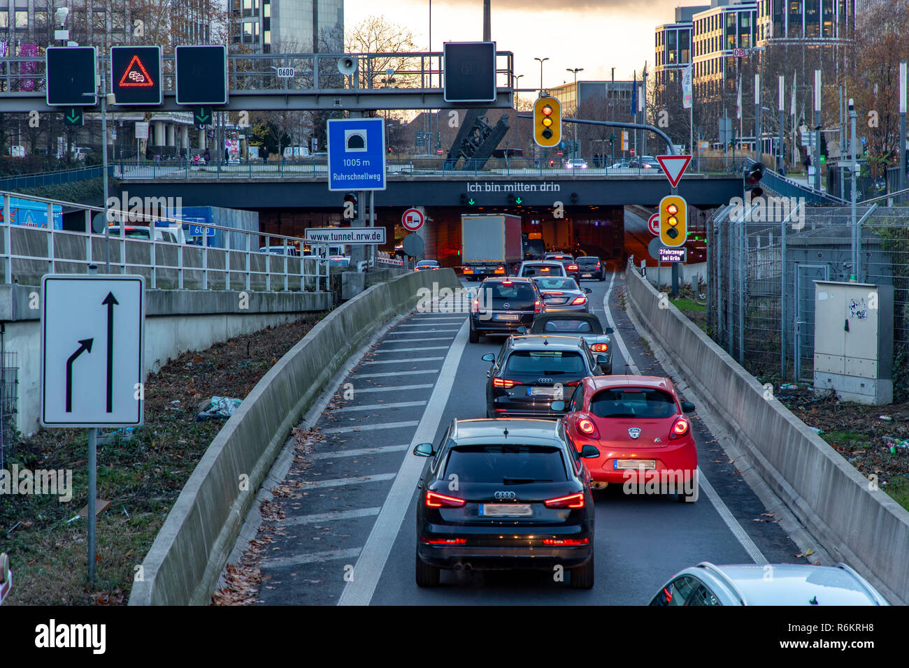 Autostrada, autostrada A40, a Essen, Germania, skyline della città, ingorghi di traffico, questa area potrebbe essere interessato da un diesel divieto di guida, Foto Stock