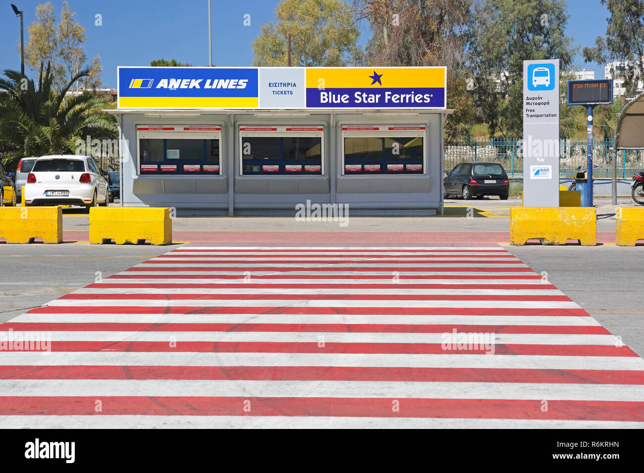 Pireo, Grecia - 04 Maggio: biglietto del traghetto Office nel porto del Pireo su 04 maggio, 2015. Biglietti Ufficio di Anek Lines e Blue Star Ferries nel più grande porto greco Foto Stock