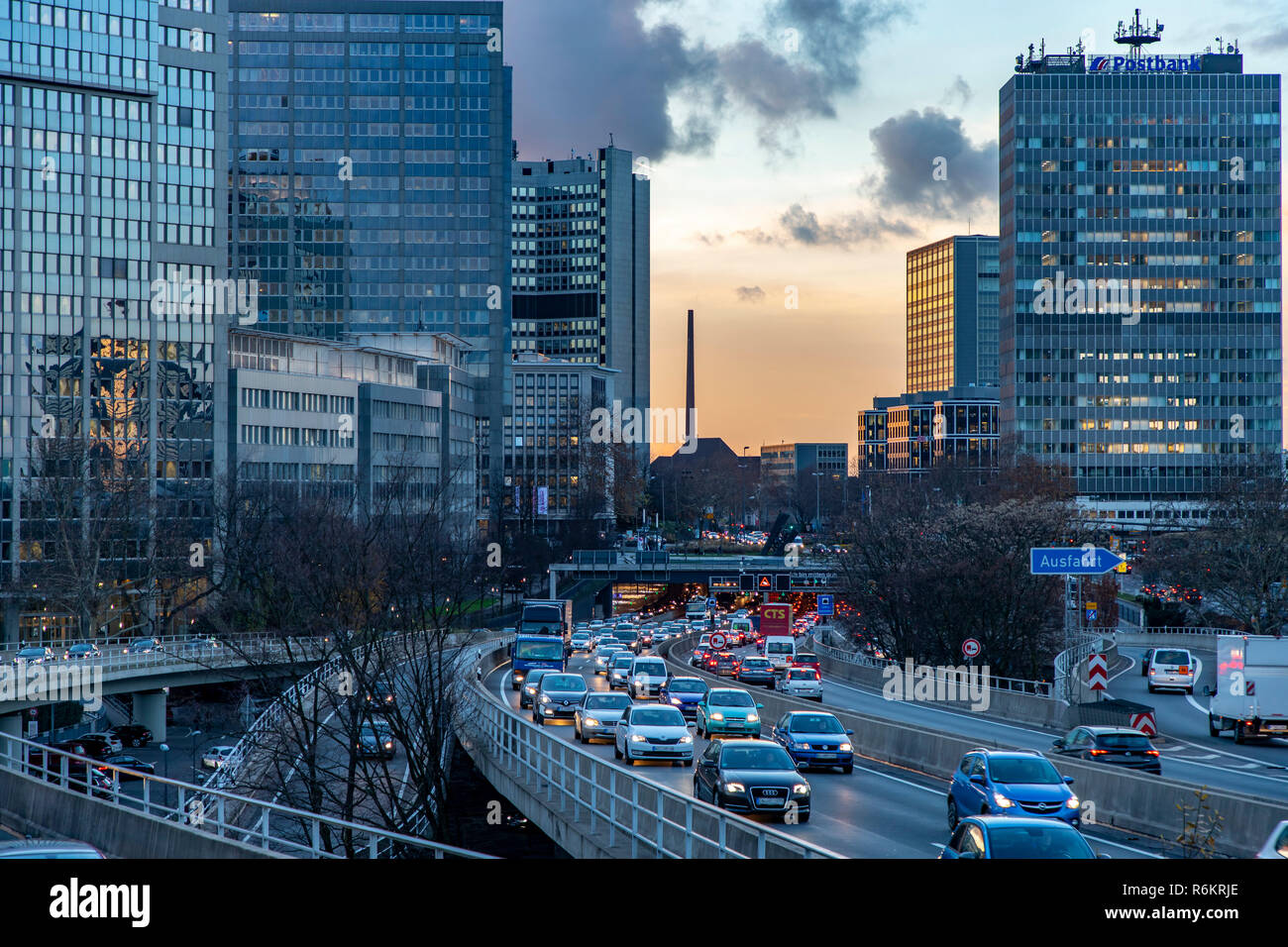 Autostrada, autostrada A40, a Essen, Germania, skyline della città, ingorghi di traffico, questa area potrebbe essere interessato da un diesel divieto di guida, Foto Stock