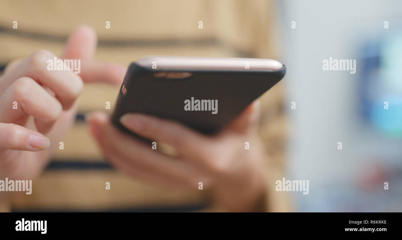 Donna che utilizza il telefono cellulare Foto Stock