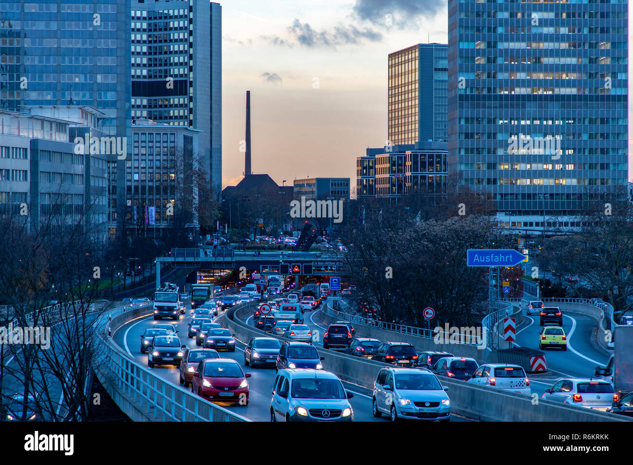Autostrada, autostrada A40, a Essen, Germania, skyline della città, ingorghi di traffico, questa area potrebbe essere interessato da un diesel divieto di guida, Foto Stock