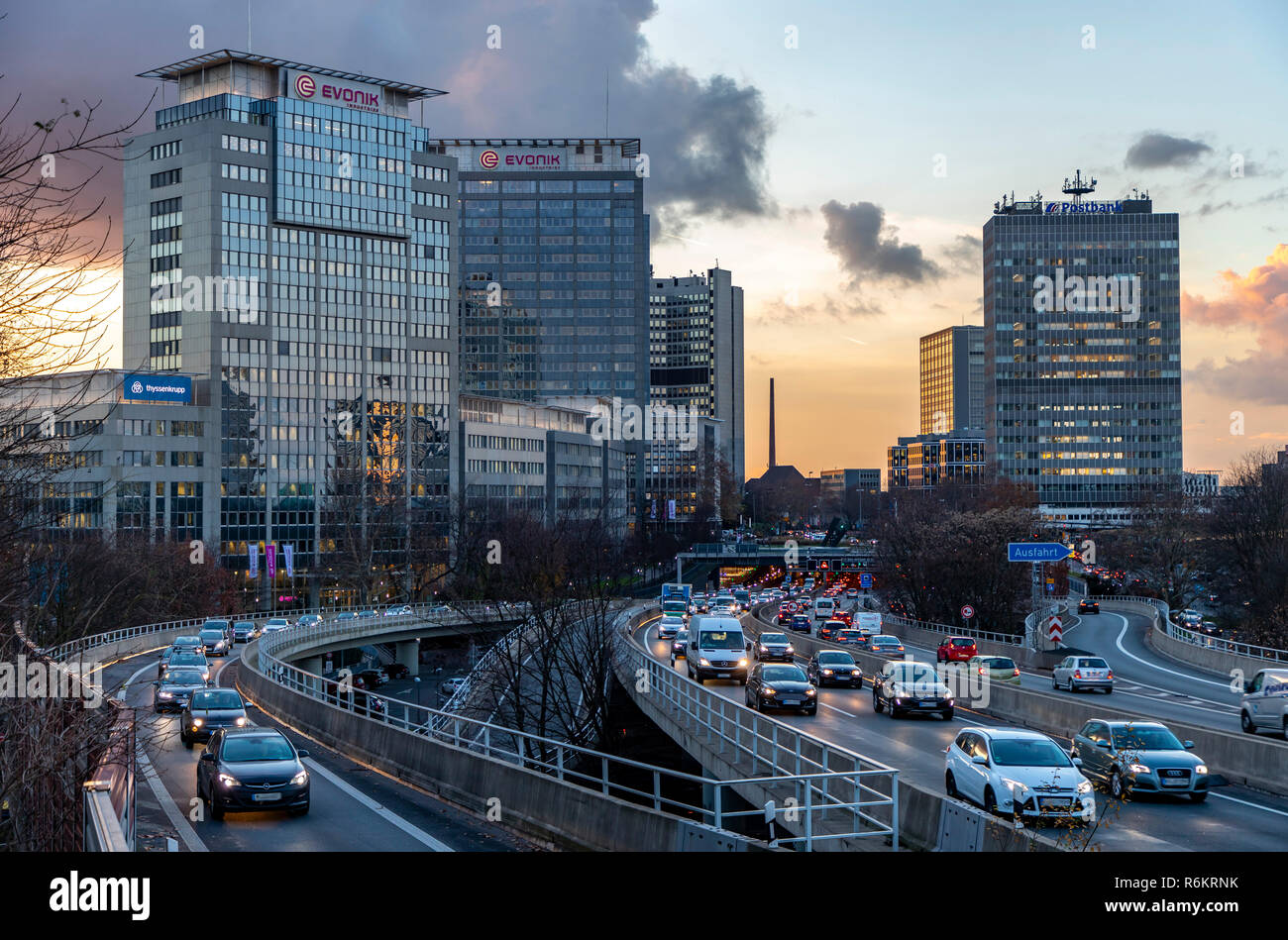 Autostrada, autostrada A40, a Essen, Germania, skyline della città, ingorghi di traffico, questa area potrebbe essere interessato da un diesel divieto di guida, Foto Stock