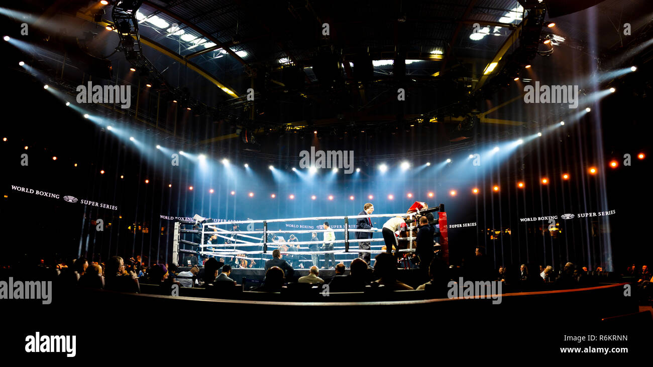 Chicago, IL, Stati Uniti - 10 Novembre 2018: vista del pugilato ring durante i quarti di finale della World Boxing Super serie. Foto Stock