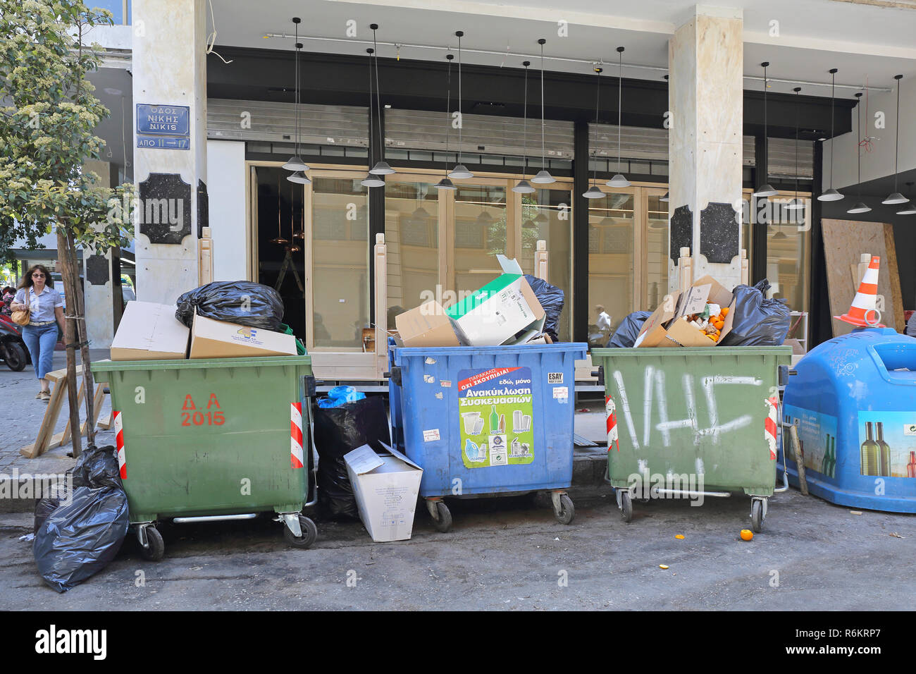 ATHENS, Grecia - 05 Maggio: Garbage problema ad Atene il 05 maggio 2015. Overflow pianificazione raccolta contenitori per rifiuti a Nikis Street nel centro di Atene, Foto Stock