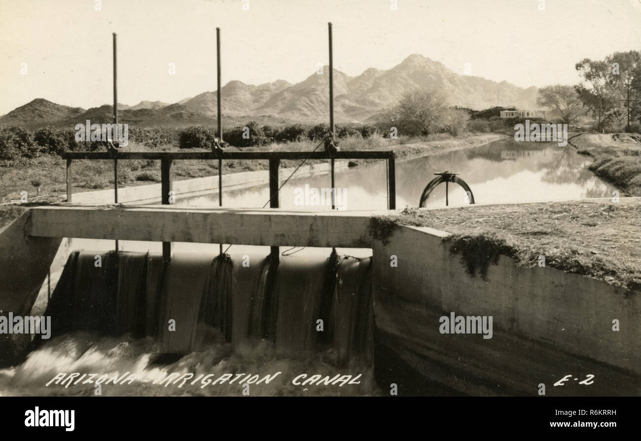 Canale di irrigazione con Squaw Peak in background, Phoenix, Arizona Foto Stock