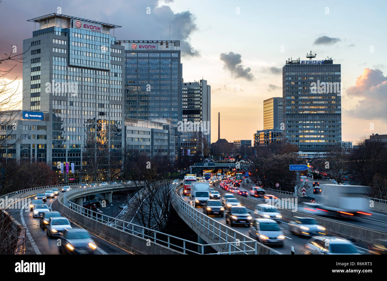 Autostrada, autostrada A40, a Essen, Germania, skyline della città, ingorghi di traffico, questa area potrebbe essere interessato da un diesel divieto di guida, Foto Stock