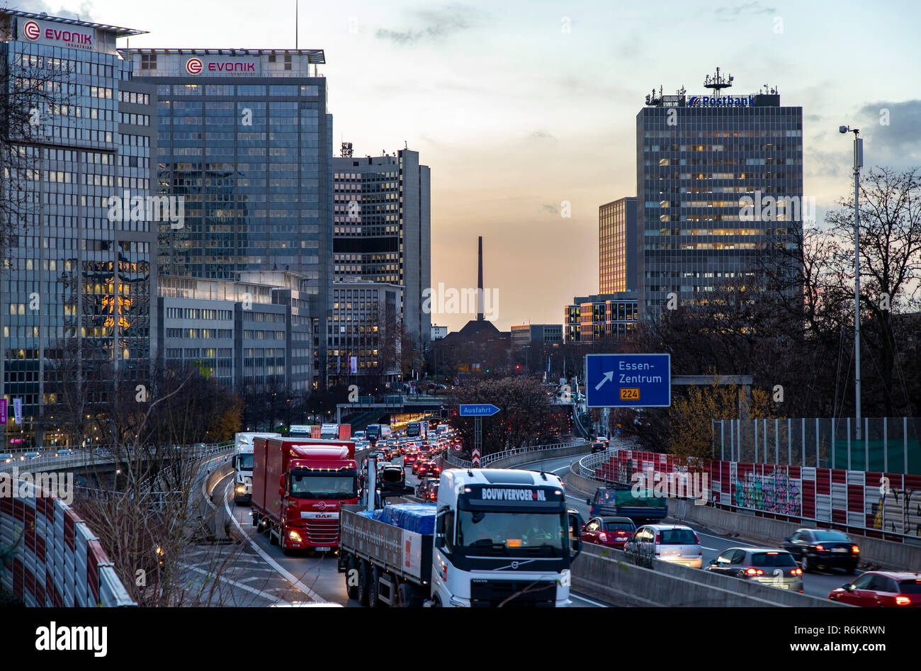 Autostrada, autostrada A40, a Essen, Germania, skyline della città, ingorghi di traffico, questa area potrebbe essere interessato da un diesel divieto di guida, Foto Stock