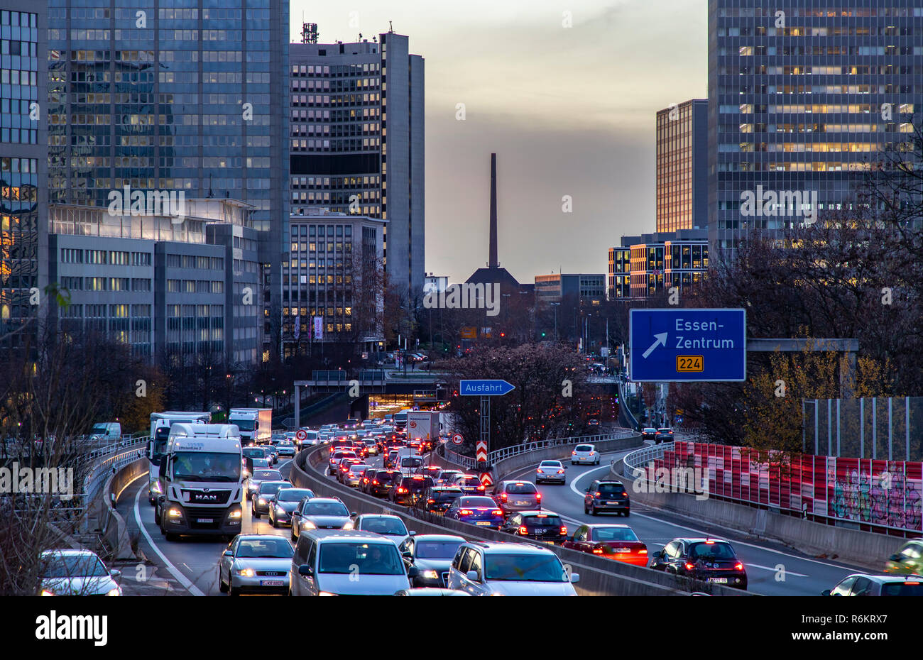 Autostrada, autostrada A40, a Essen, Germania, skyline della città, ingorghi di traffico, questa area potrebbe essere interessato da un diesel divieto di guida, Foto Stock