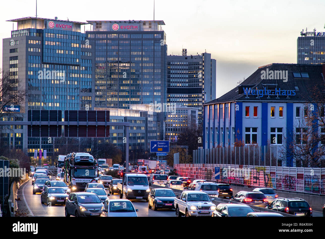 Autostrada, autostrada A40, a Essen, Germania, skyline della città, ingorghi di traffico, questa area potrebbe essere interessato da un diesel divieto di guida, Foto Stock