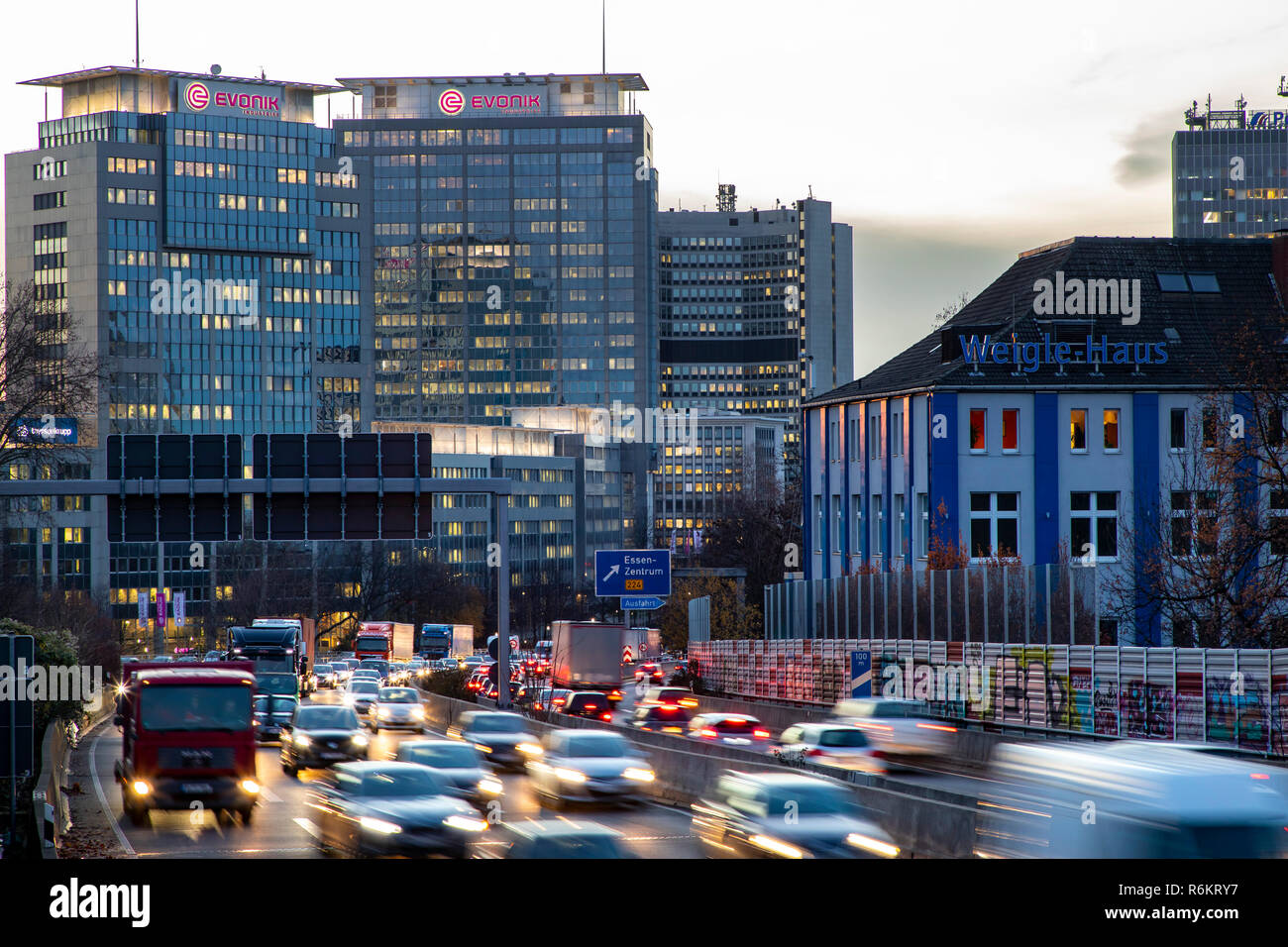Autostrada, autostrada A40, a Essen, Germania, skyline della città, ingorghi di traffico, questa area potrebbe essere interessato da un diesel divieto di guida, Foto Stock