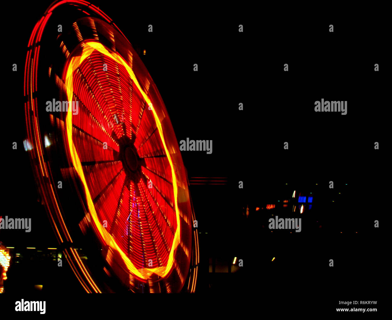Bassa angolazione di un gigante di Ferris a Natale il carnevale di notte in Svizzera. Foto Stock