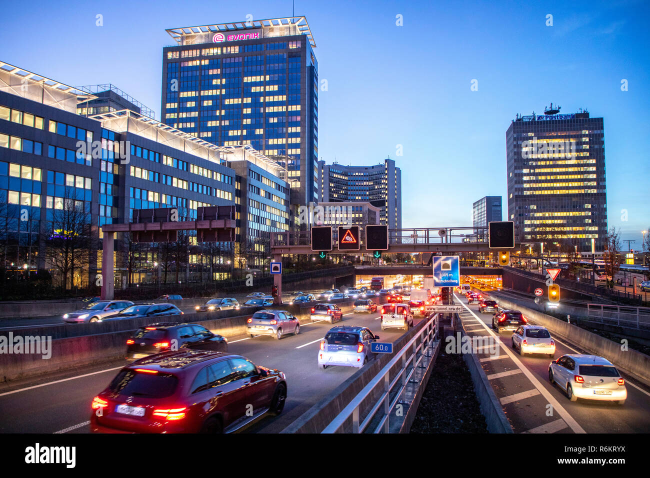 Autostrada, autostrada A40, a Essen, Germania, skyline della città, ingorghi di traffico, questa area potrebbe essere interessato da un diesel divieto di guida, Foto Stock