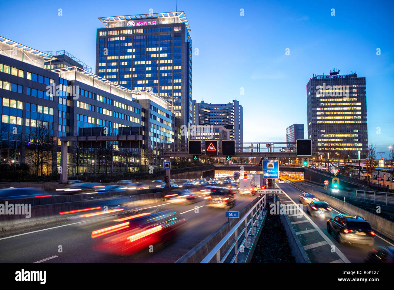 Autostrada, autostrada A40, a Essen, Germania, skyline della città, ingorghi di traffico, questa area potrebbe essere interessato da un diesel divieto di guida, Foto Stock