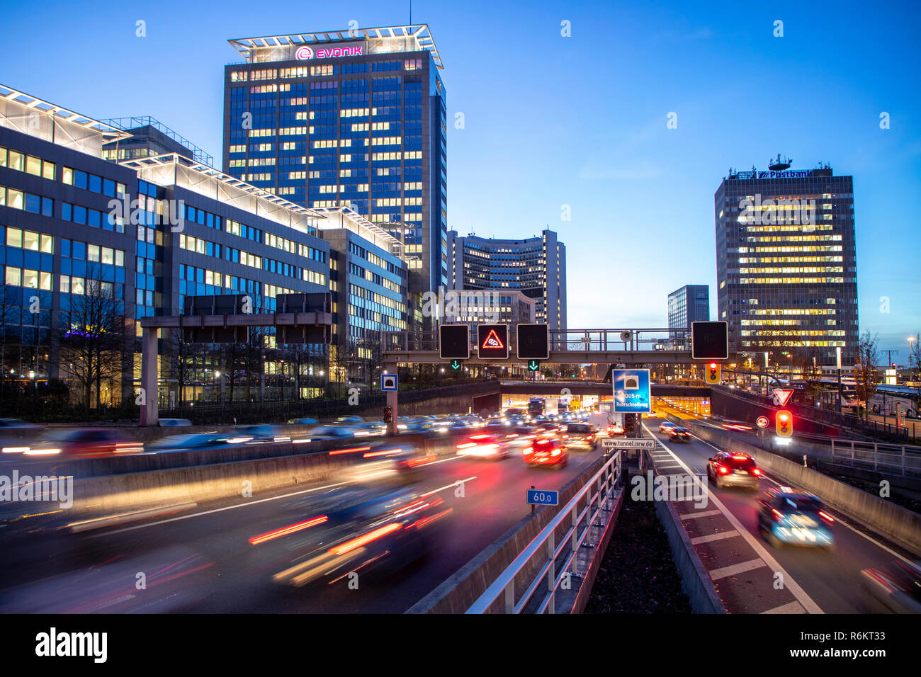 Autostrada, autostrada A40, a Essen, Germania, skyline della città, ingorghi di traffico, questa area potrebbe essere interessato da un diesel divieto di guida, Foto Stock