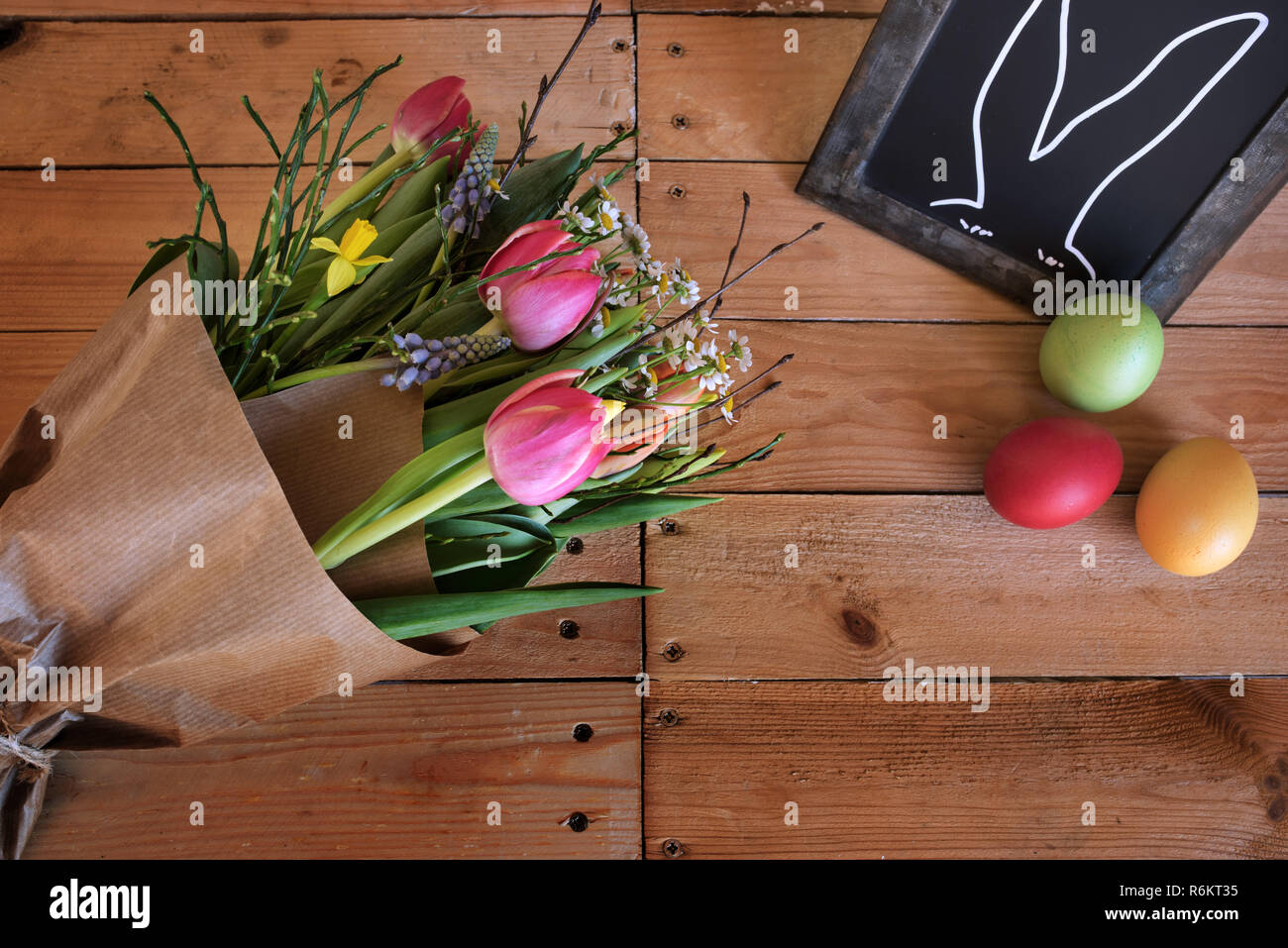 Fiori di primavera con le uova di pasqua Foto Stock