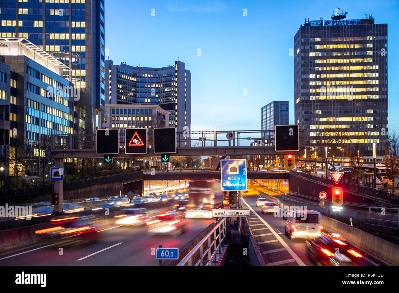 Autostrada, autostrada A40, a Essen, Germania, skyline della città, ingorghi di traffico, questa area potrebbe essere interessato da un diesel divieto di guida, Foto Stock