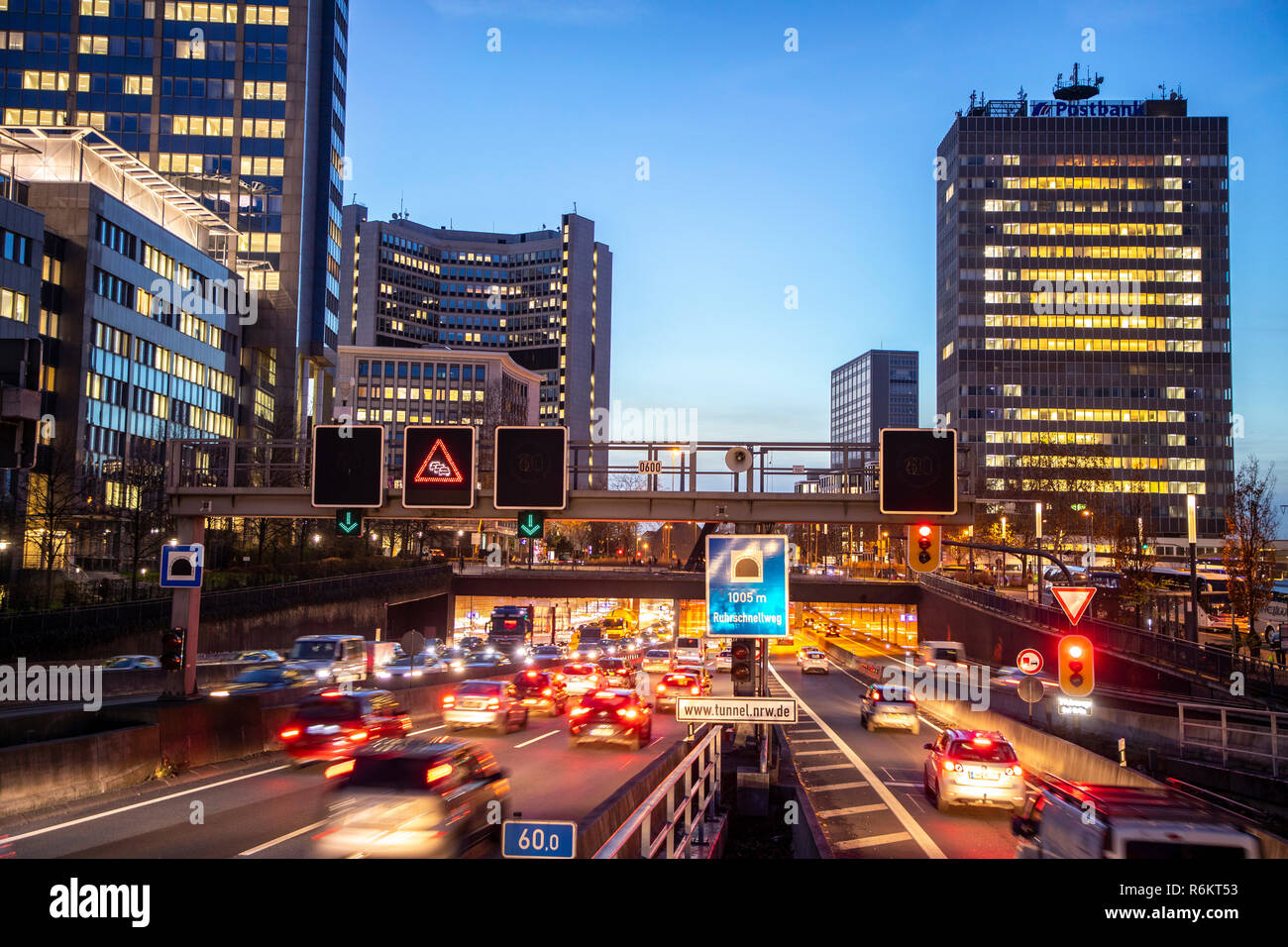 Autostrada, autostrada A40, a Essen, Germania, skyline della città, ingorghi di traffico, questa area potrebbe essere interessato da un diesel divieto di guida, Foto Stock