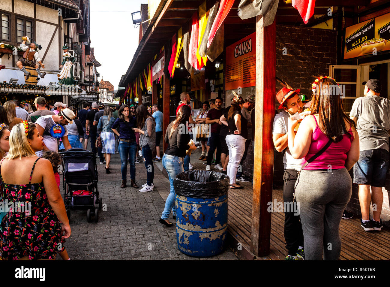 La gente si vede al festival. Oktoberfest 2018 è una Germania festa della birra in Blumenau, un brasiliano città fondata da immigrati tedeschi. Blumenau, Santa Catarina, Brasile. Foto Stock