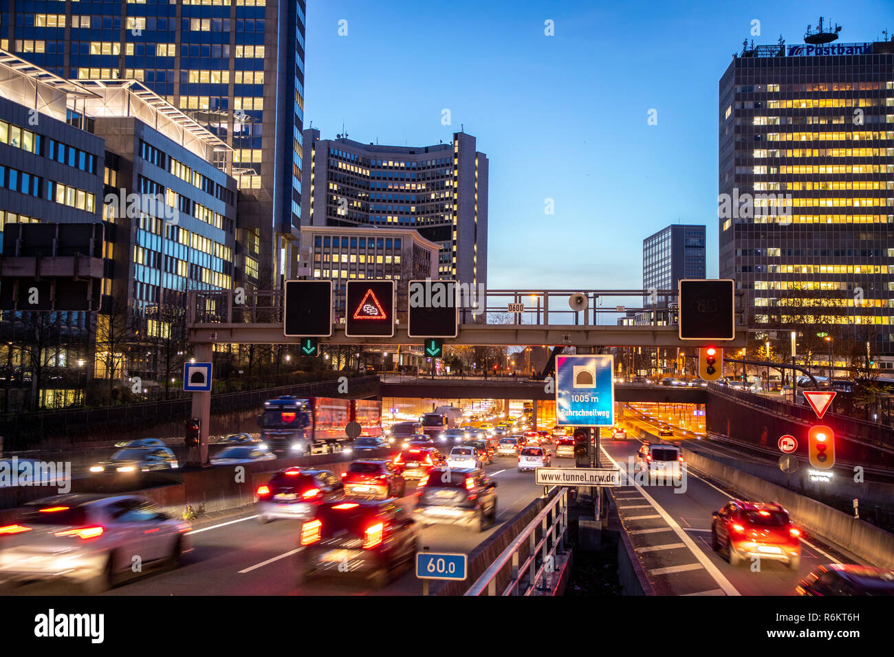 Autostrada, autostrada A40, a Essen, Germania, skyline della città, ingorghi di traffico, questa area potrebbe essere interessato da un diesel divieto di guida, Foto Stock