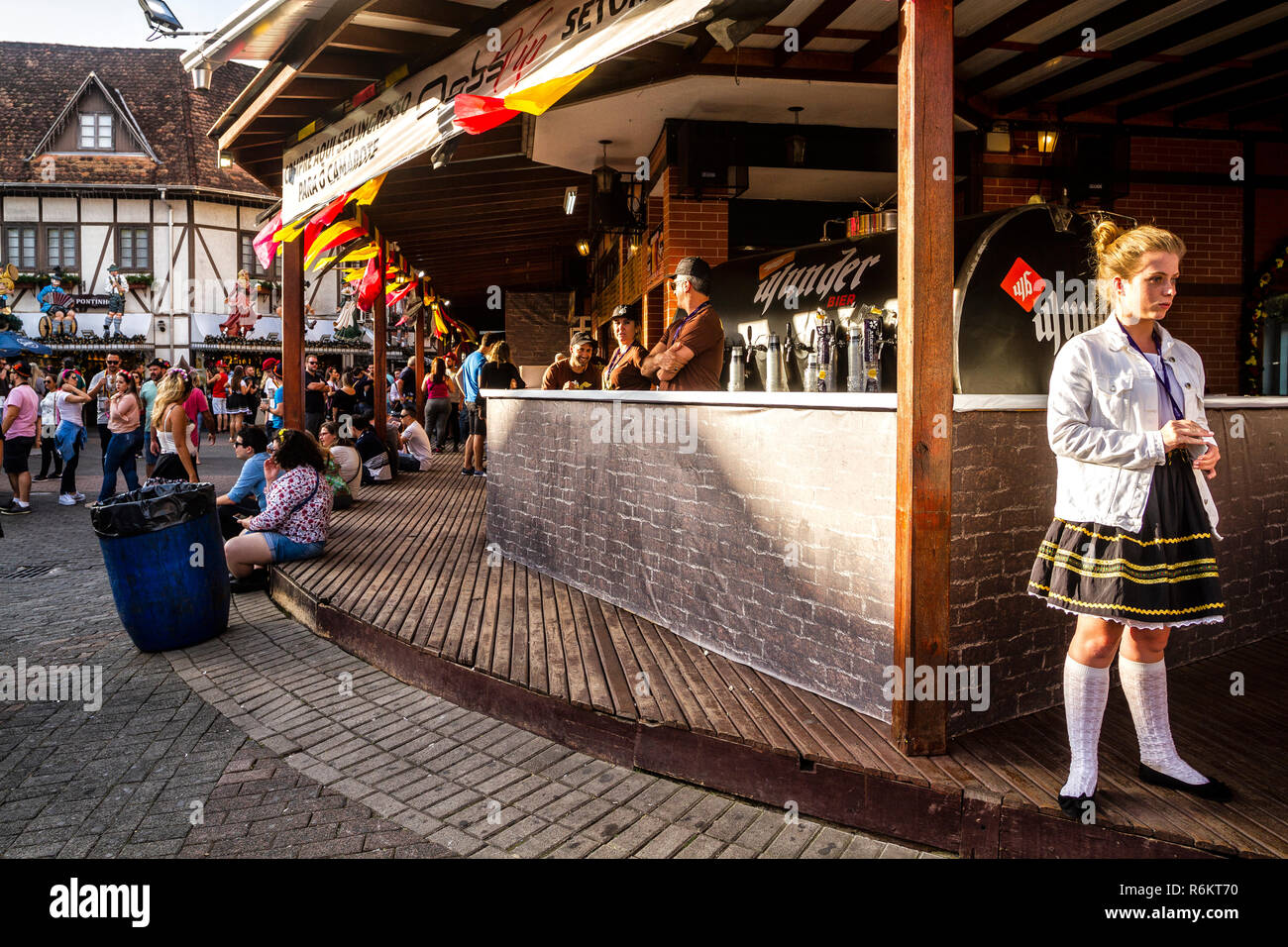 La gente si vede al festival. Oktoberfest 2018 è una Germania festa della birra in Blumenau, un brasiliano città fondata da immigrati tedeschi. Blumenau, Santa Catarina, Brasile. Foto Stock