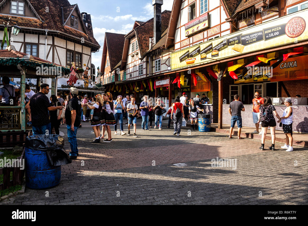 La gente si vede al festival. Oktoberfest 2018 è una Germania festa della birra in Blumenau, un brasiliano città fondata da immigrati tedeschi. Blumenau, Santa Catarina, Brasile. Foto Stock