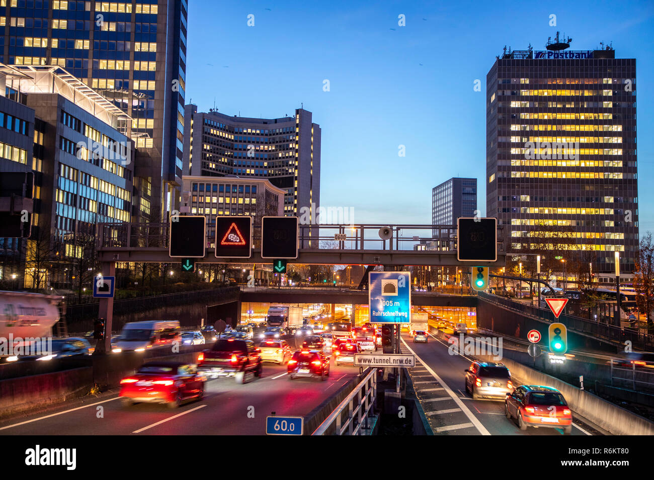 Autostrada, autostrada A40, a Essen, Germania, skyline della città, ingorghi di traffico, questa area potrebbe essere interessato da un diesel divieto di guida, Foto Stock