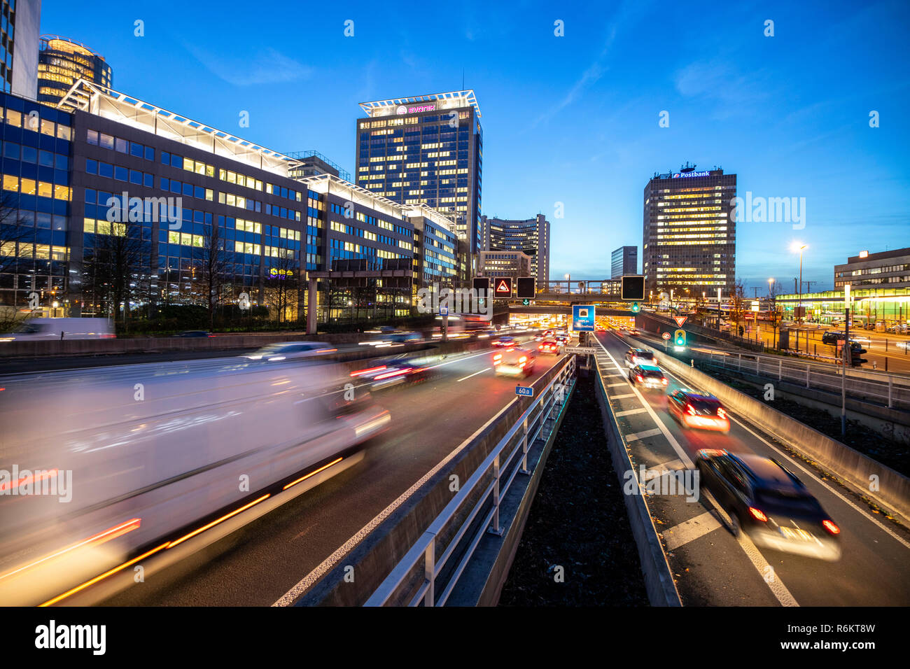 Autostrada, autostrada A40, a Essen, Germania, skyline della città, ingorghi di traffico, questa area potrebbe essere interessato da un diesel divieto di guida, Foto Stock