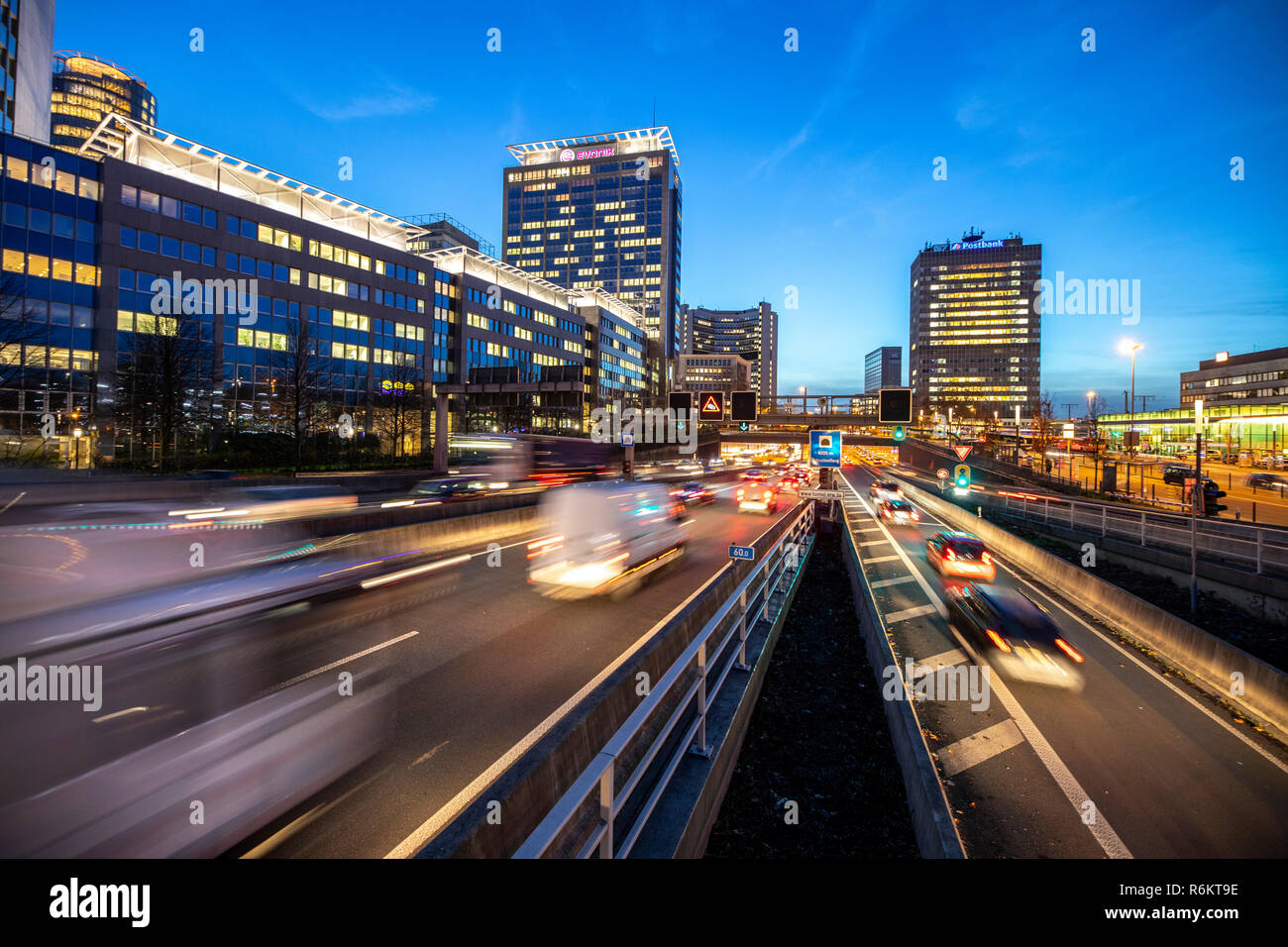 Autostrada, autostrada A40, a Essen, Germania, skyline della città, ingorghi di traffico, questa area potrebbe essere interessato da un diesel divieto di guida, Foto Stock