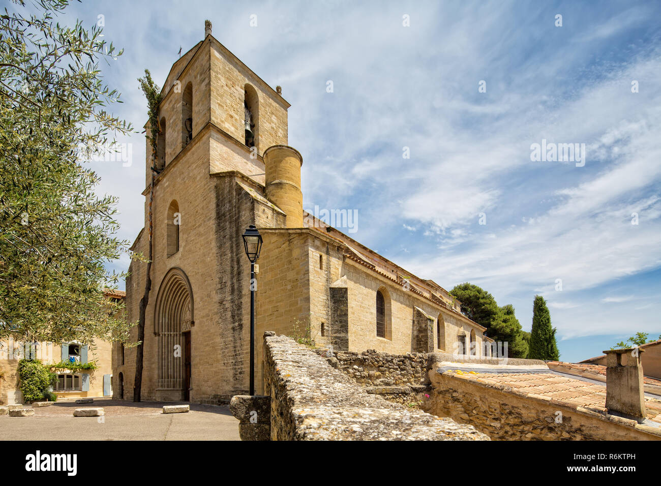 La chiesa di Notre Dame de Beaulieu nel borgo medievale di Cucuron, Provenza, Luberon, Vaucluse Francia Foto Stock