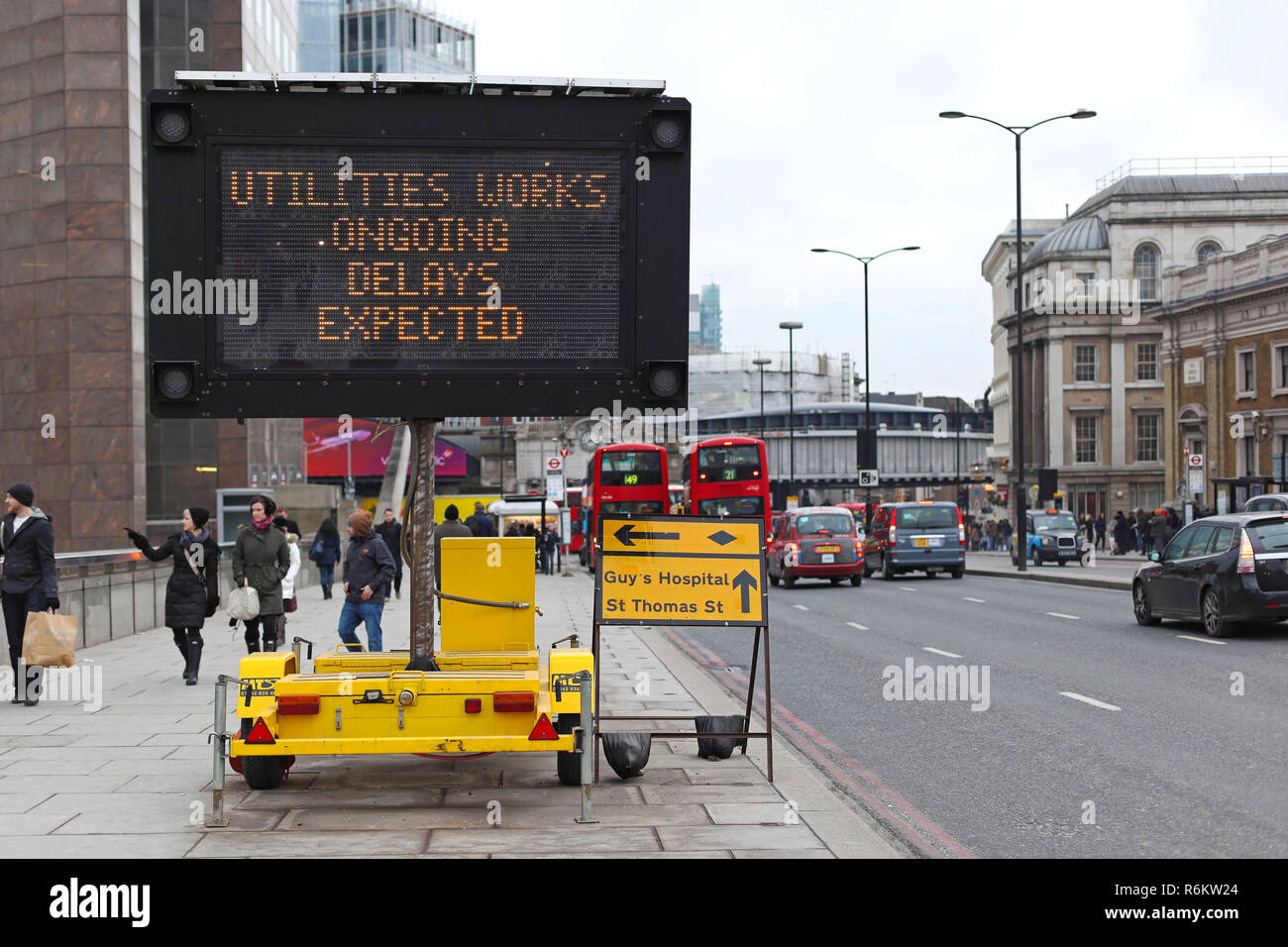 LONDON, Regno Unito - 25 gennaio: Ritardi del traffico attesa scheda info a Londra il 25 gennaio 2013. Portatile Messaggio Variabile segno a Southwark in Foto Stock