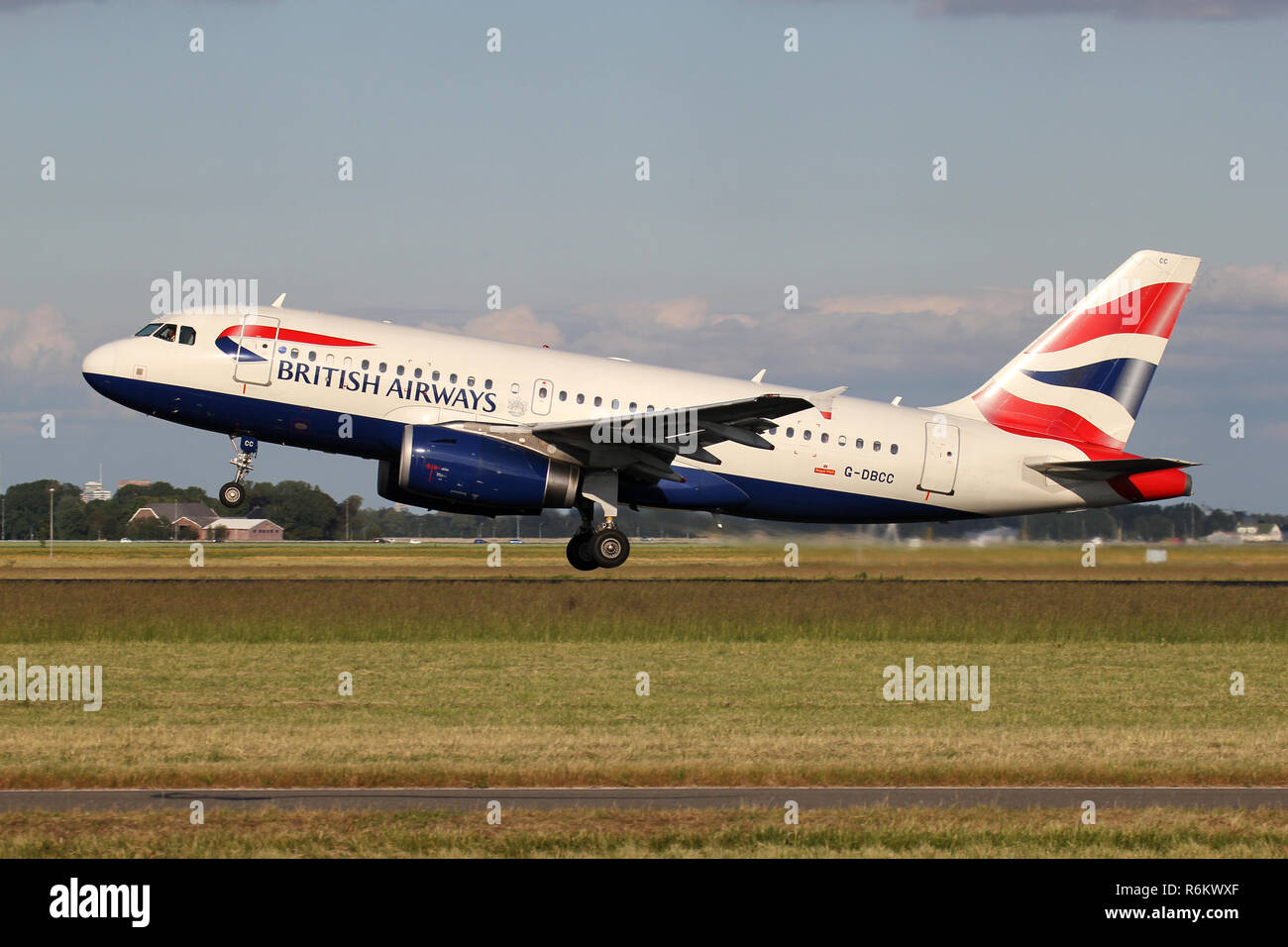 British Airways Airbus A319-100 con registrazione G-DBCC appena airborne all'Aeroporto di Amsterdam Schiphol. Foto Stock