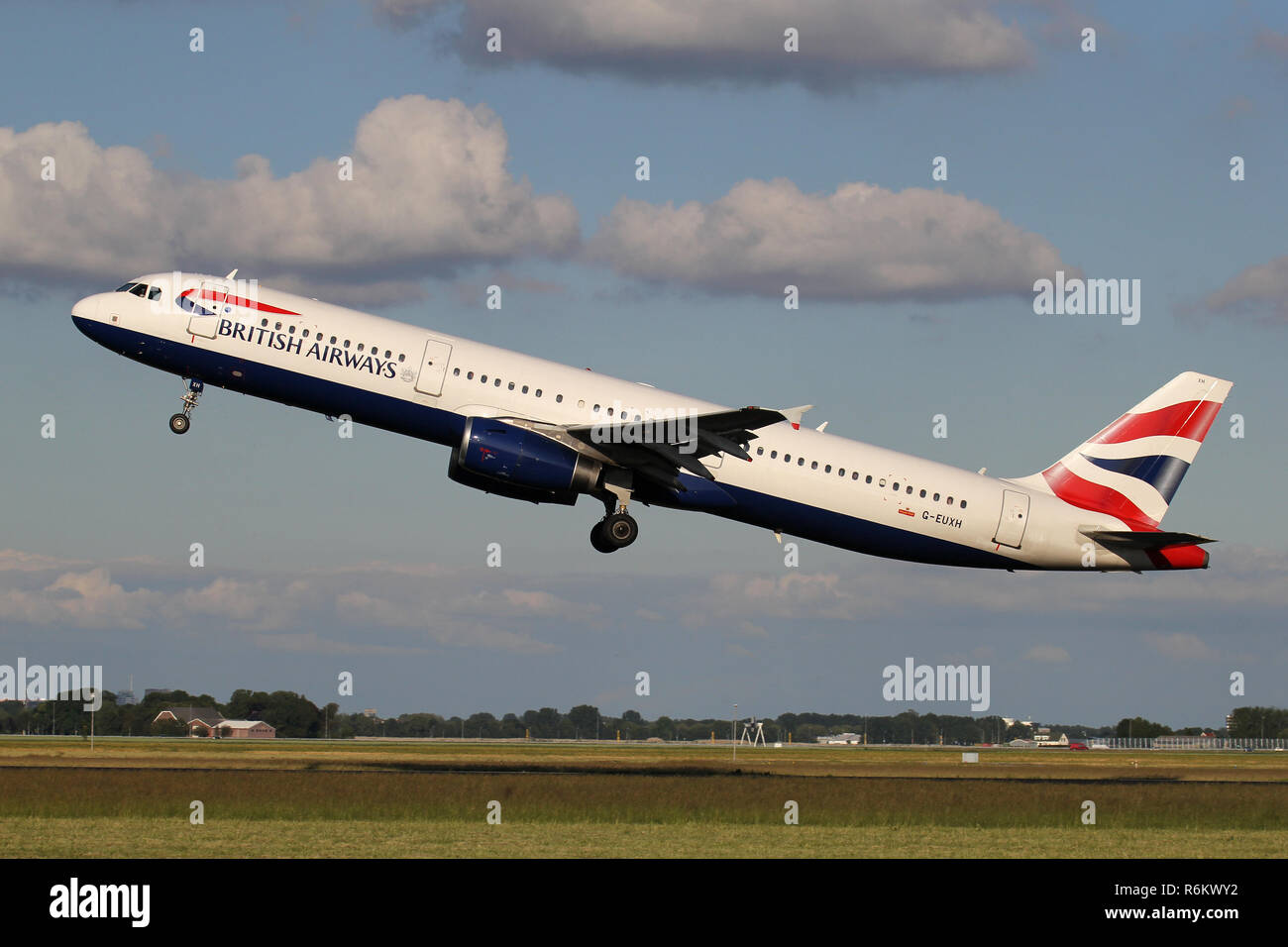 British Airways Airbus A321-200 con registrazione G-EUXH appena airborne all'Aeroporto di Amsterdam Schiphol. Foto Stock