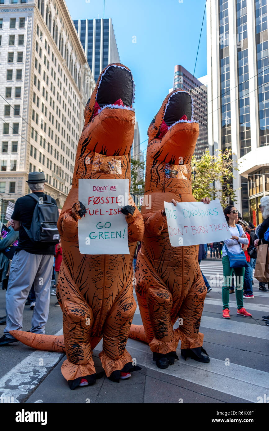 San Francisco, California, Stati Uniti d'America. 8 Settembre, 2018. Migliaia di fedeli in San Francisco in origine per il clima rally e marzo in anticipo del Global Climate Action Summit che si terrà vi Settembre 12 a 14. Due manifestanti usura T-Rex costumi di dinosauri e tenere premuto segni la lettura di "non essere feul fossile-ish. Go Green!' e 'DIG dinosauri. Non bruciare loro'. Foto Stock