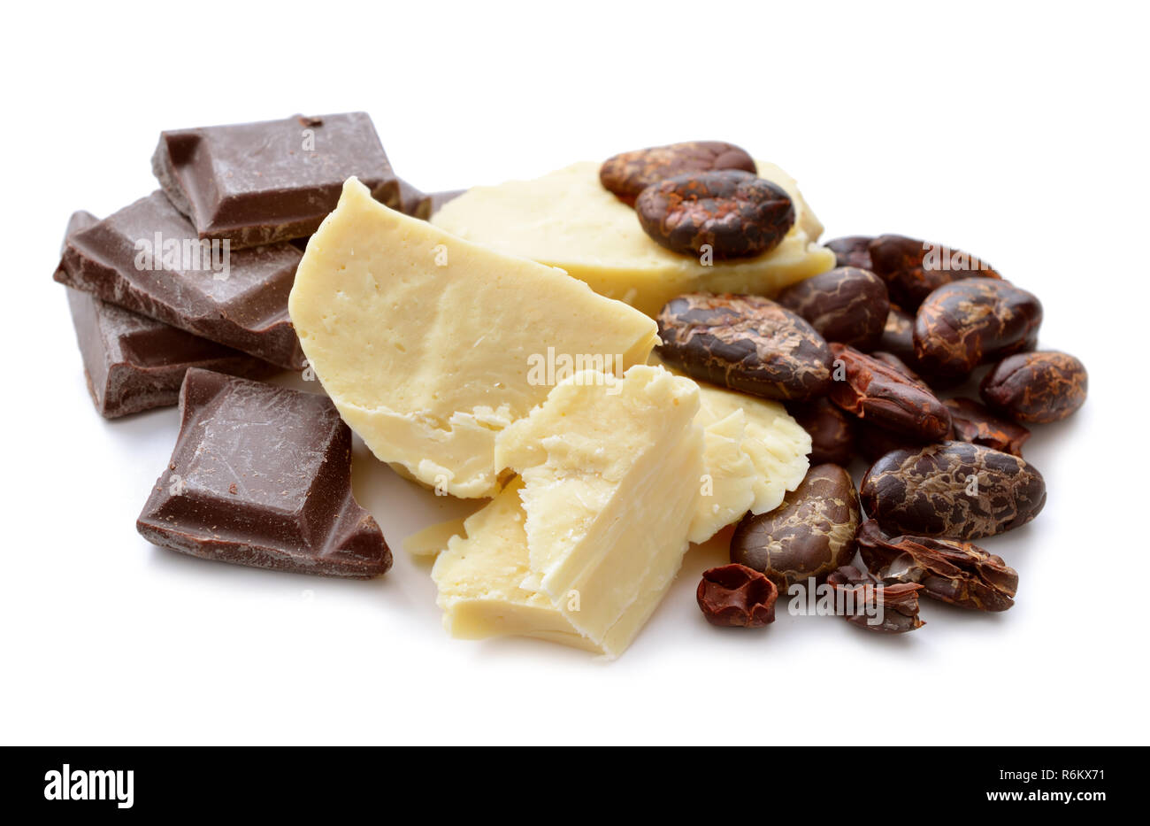 Il burro di cacao vith naselli e cioccolato. Isolato su sfondo bianco. Foto Stock