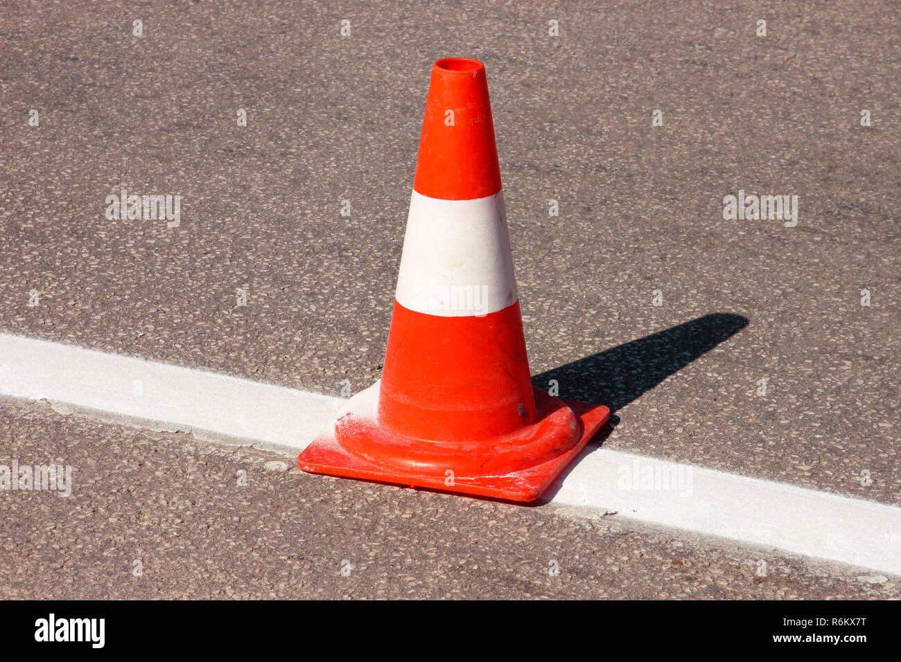 Bianco e arancione cono stradale. Segno utilizzato per fornire la sicurezza  del traffico durante la costruzione di strade Foto stock - Alamy