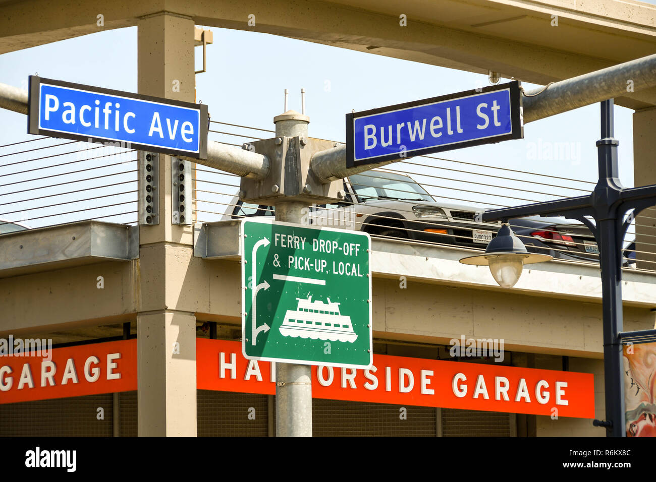 SEATTLE, WA, Stati Uniti d'America - Giugno 2018: segni su un nodo stradale sull'Harbourside di Seattle. Foto Stock
