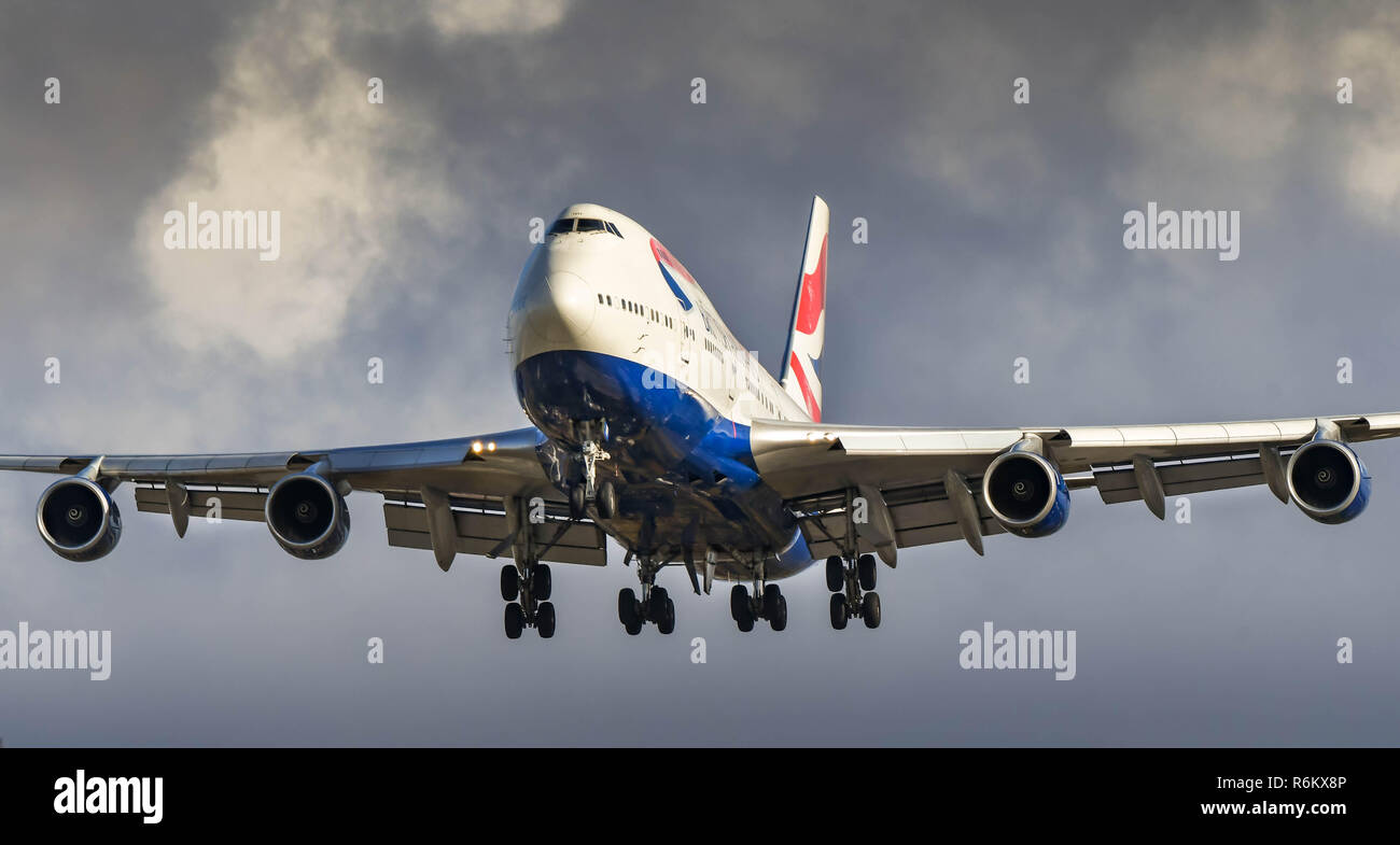 Londra, Inghilterra - Novembre 2018: British Airways Boeing 747 'jumbo jet' sull approccio finale di atterrare all'Aeroporto di Londra Heathrow. Foto Stock